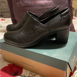New-in-Box. Clarks. Black, premium-leather, comfort-padded-sock, shoes. Size 11.